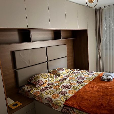 Elegant Apartment In City Centre Pristina Exterior photo