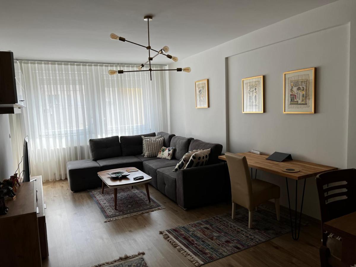 Elegant Apartment In City Centre Pristina Exterior photo