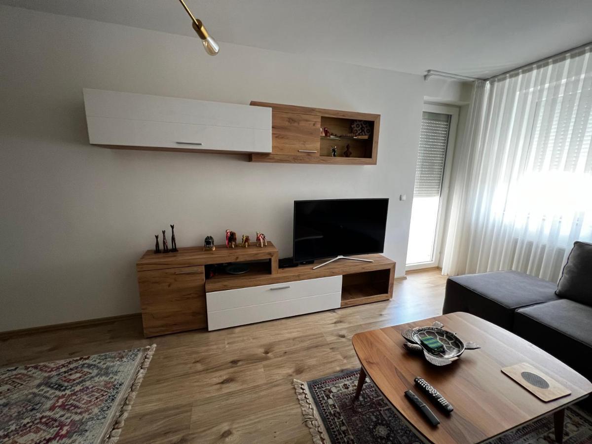 Elegant Apartment In City Centre Pristina Exterior photo